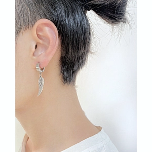 Boucle d'oreille en alliage argenté avec pendentif aile au style rétro rock au lobe