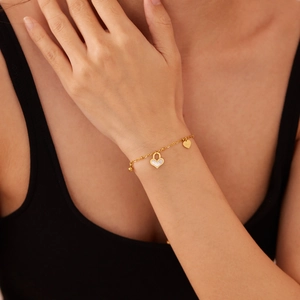 Elegantes Gold-Edelstahl-Herzschloss-Armband mit Muscheleinlage am Handgelenk