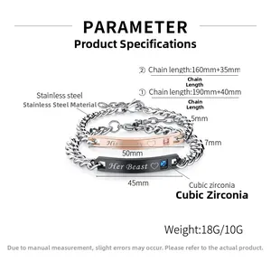 Détail des bracelets de couple en acier titane avec gravure his beauty her beast