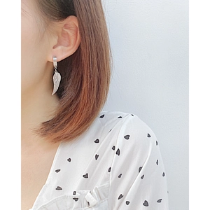 Boucle d'oreille aile argentée pour homme avec plume détaillée et anneau métal