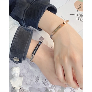 Détail de la gravure his beauty et her beast sur bracelets de couple avec zircon