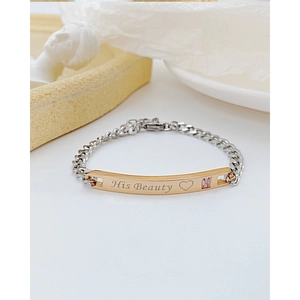 Détail macro du bracelet en acier titane avec gravure His Beauty et incrustation rose
