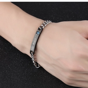 Bracelet de couple en acier titane avec gravure Her Beast et pierre de zircone bleue