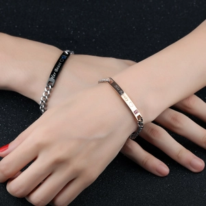 Bracelets de couple en acier titane avec gravures Her Beast et His Beauty