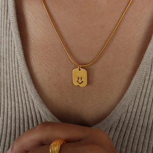 Damen Titanstahl Smiley Gesicht Anhänger Halskette Vergoldet Schlangenkette Mit Strass Mode Schmuck Elegante Schlüsselbeinkette