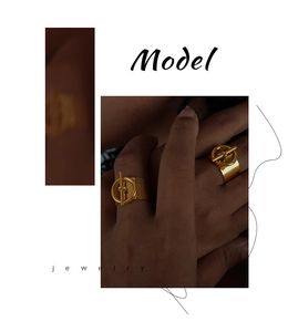 Detalle de un anillo minimalista de acero inoxidable dorado con diseño único de hebilla OT