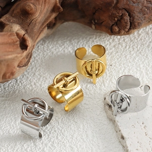 Anillo ancho abierto con cierre OT en acabados oro y plata para mujer y parejas