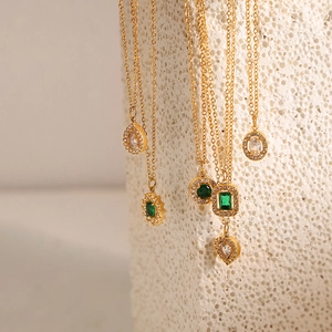 Eleganti collane dorate con pendenti a cuore e a goccia color verde smeraldo e trasparente