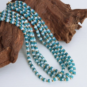 Boho-Stil mehrlagige Halskette mit tiefseeblauen Perlen und Akzenten aus Gold-Titan