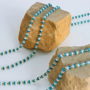 Böhmische handgefertigte Titanstahlkette mit blauen Natursteinperlen und goldenen Akzenten