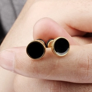 Pendientes de botón minimalistas de acero de titanio dorado con incrustación negra para hombre