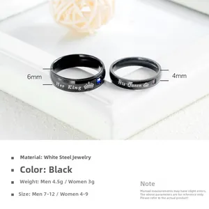 Detalle de anillos de acero negro con grabados de corona His Queen y Her King