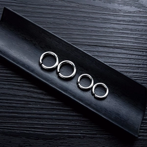Set di quattro orecchini a cerchio minimalisti in acciaio inossidabile argento in varie misure