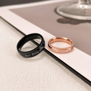 Anelli di coppia abbinati in acciaio inossidabile nero e oro rosa con incisione a corona