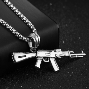 Poliertes AK47 Gewehr-Anhängerkette aus Edelstahl auf einer schwarzen Schmuckschatulle