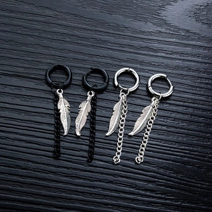 Pendientes de acero de titanio con colgantes de plumas en colores negro y plata pulida