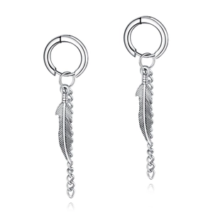 Pendientes de aro de acero con colgante de pluma detallado y cadena larga de estilo punk