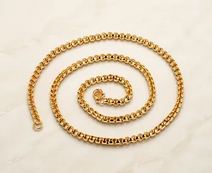 Vue détaillée d'un collier chaîne box ronde dorée polie avec un fermoir mousqueton