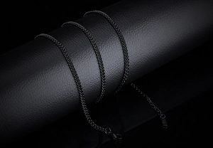 Détail de la chaîne gourmette noire mate minimaliste avec fermoir mousqueton robuste