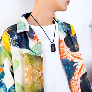 Vintage zwarte roestvrijstalen dog tag ketting voor heren gedragen door een model
