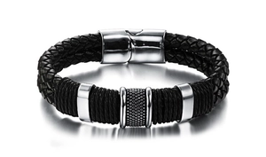 Detalle de pulsera de cuero trenzado para hombre con cierre magnético y cuentas de metal