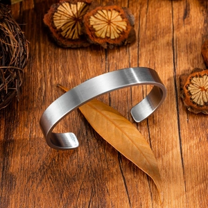 Brazalete abierto minimalista de acero de titanio cepillado plateado para hombre elegante