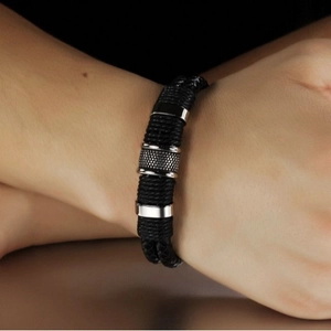 Pulsera de cuero trenzado de doble capa para hombre con anillos de metal plateado grabados