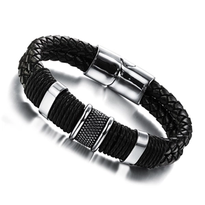 Pulsera de cuero trenzado negro de doble capa con detalles de metal plateado texturizado