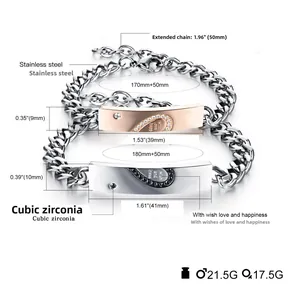 Vista dettagliata dei braccialetti di coppia a cuore in acciaio inox con zirconi
