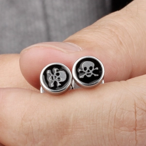 Punk-Stil Ohrstecker aus Edelstahl mit silbernem Totenkopf-Motiv auf schwarzem Hintergrund