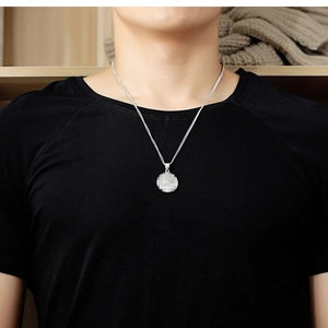 Gros plan d'un collier vintage avec pendentif rond en acier inoxydable pour hommes