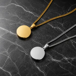 Détail de colliers à pendentif rond en acier inoxydable durable en fini or et argent