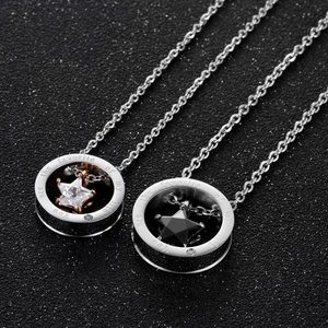 Minimalistische Edelstahl-Sternhalsketten für Paare mit gravierten Ringen und Zirkonia