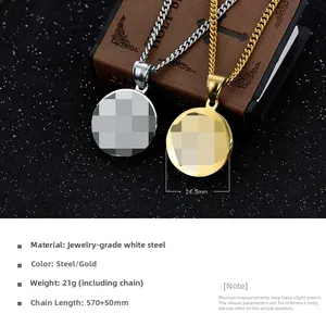Détail macro du collier pour homme en acier inoxydable avec pendentifs ronds et dimensions