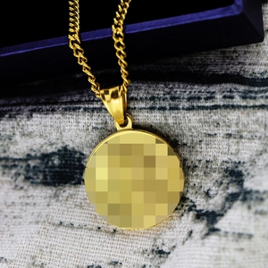 Collier à pendentif rond doré poli avec chaîne torsadée sur boîte à bijoux