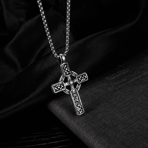 Collana con croce celtica argento retrò con motivi a nodi su seta nera