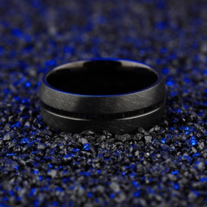 Anillo clásico para hombre de acero de titanio negro cepillado con ranura azul