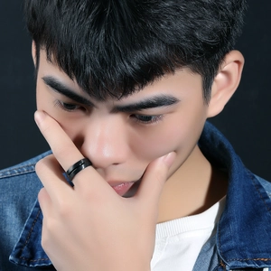Anillo clásico de acero inoxidable negro para hombre con diseño facetado de doble capa moderno