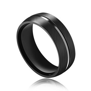 Anillo clásico de acero de titanio negro para hombre con acabado cepillado y línea plata