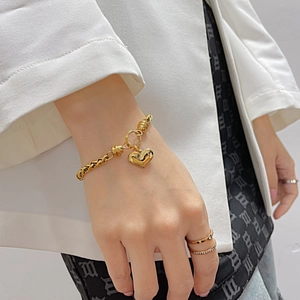 Elegante pulsera con colgante de corazón dorado y eslabones cubanos para mujer
