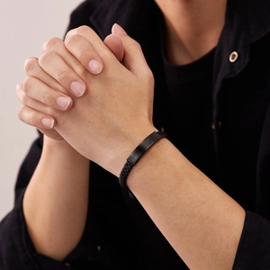 Bracciale intrecciato nero minimalista con piastra in metallo opaco per uomo e donna
