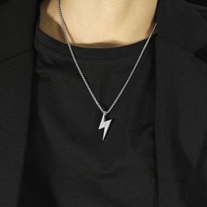 Collier pendentif éclair hip hop pour hommes et femmes sur une chaîne box élégante