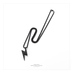 Gros plan du pendentif éclair noir mat sur une chaîne box robuste avec fermoir mousqueton