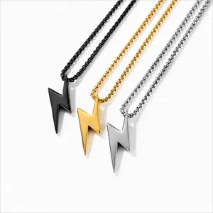 Trois colliers pendentifs éclair en acier inoxydable noir, or et argent pour un look urbain