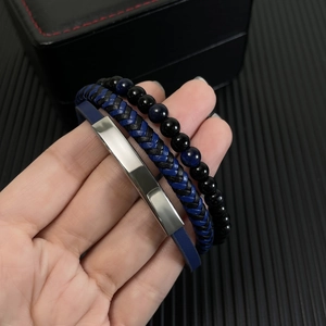 Détail d'un ensemble de trois bracelets pour hommes en cuir bleu, cordon et perles noires