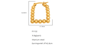 Detalle de los pendientes en forma de U de acero de titanio dorado 1,9 cm por 2,8 cm