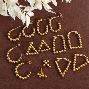 Elegante juego de pendientes geométricos bañados en oro con diseños de cuentas