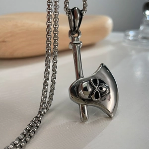 Macro detail van de gotische schedel bijl hanger met stalen box ketting textuur