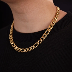 Collier maille Figaro pour homme en acier inoxydable doré porté par un mannequin