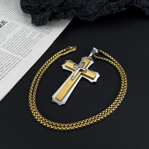 Detailopname van gouden en zilveren gelaagde kruis hanger met box ketting